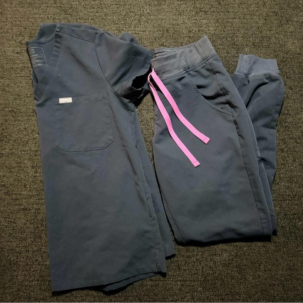 SET gray figs w/ pink